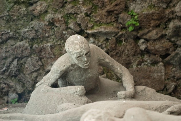 1. Thảm họa núi lửa Vesuvius phun trào ngày 24/8 năm 79 sau công nguyên đã xóa sổ toàn bộ thành phố Pompeii, La Mã. Toàn bộ 2.000 người dân từ người lớn cho đến trẻ con đều bị chôn vùi trong tro tàn của dòng nham thạch cao hơn 6m. Đây là một trong những  sự kiện đẫm máu, kinh hoàng nhất lịch sử nhân loại.